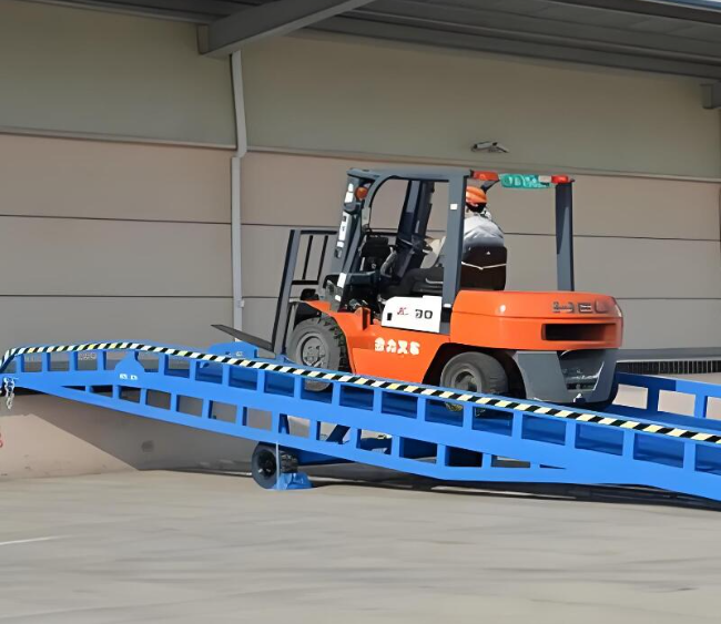 坡心镇移动式卸货平台（叉车用）